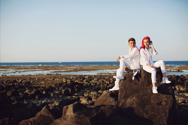 Mlee, Cường Seven tựa vai nhau tình tứ trên biển